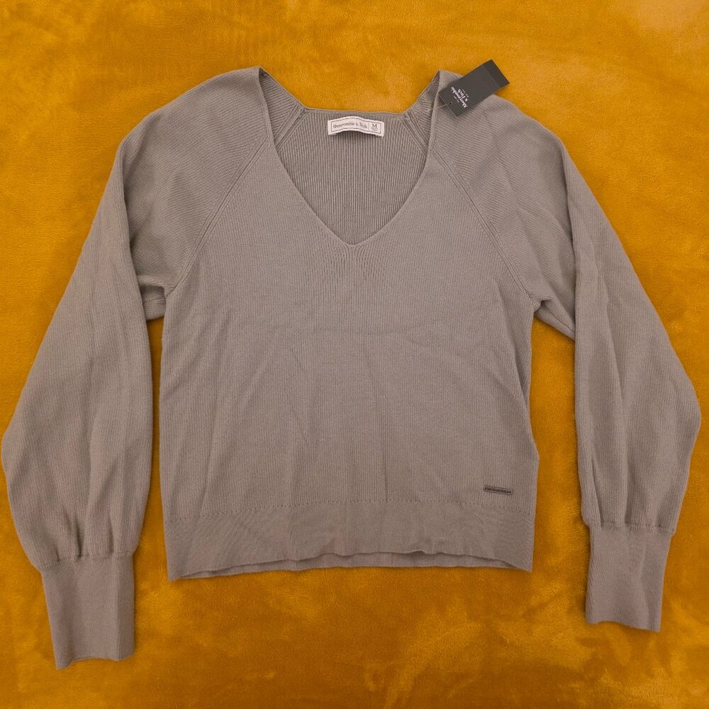 Ribbed ultra-soft v-neck NWT lightweight sweater